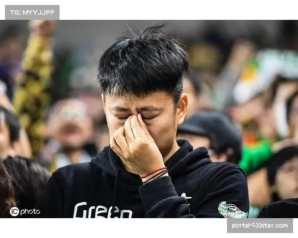 巴顿进球后致敬去世球迷，温情一幕感动全场